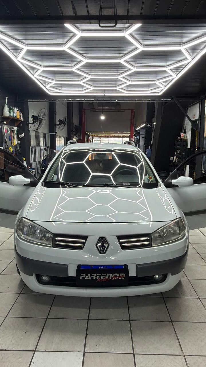 Renault Mégane com iluminação hexagonal