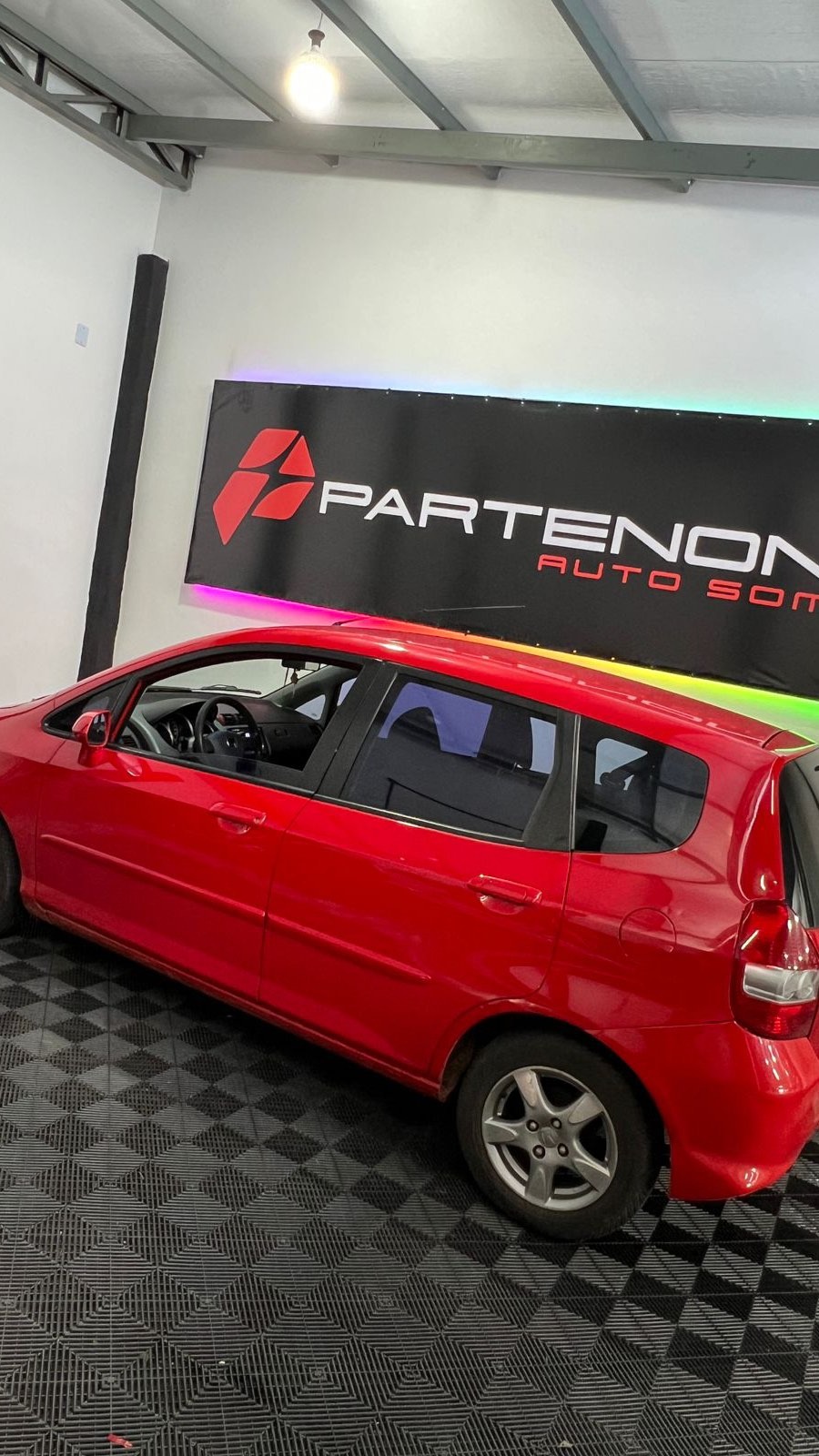 Honda Fit vermelho na loja