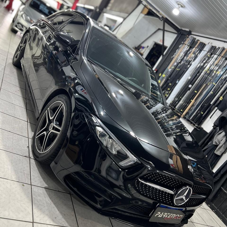 Mercedes-Benz preta polida