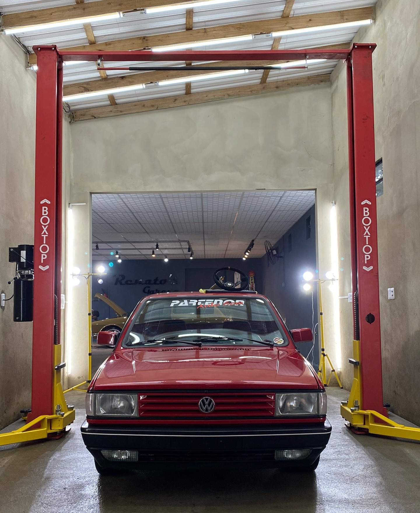 VW Gol vermelho na oficina